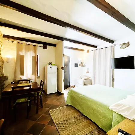Amsicora 8 Lt Guest house *