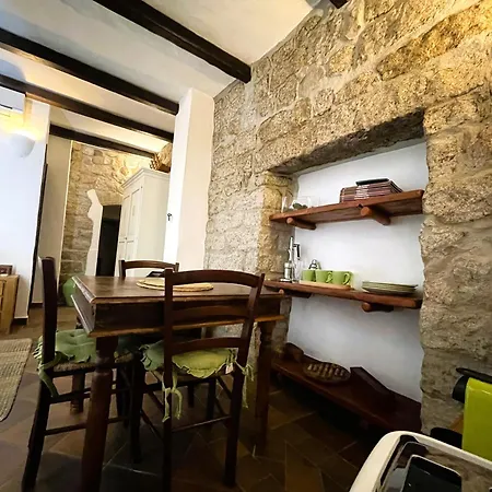 Amsicora 8 Lt Guest house *